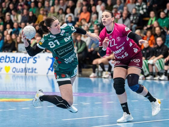 Lea Neubrander (Frisch Auf Frauen, 81) setzt sich gegen Gabriela Bitolo (TuS Metzingen, 22) durch, Frisch Auf Goeppingen vs. TuS Metzingen, Handball, 1. Bundesliga, Spielzeit 2025 2026, 30.12.2025 Frisch Auf Goeppingen vs. TuS Metzingen, Handball, 1. Bundesliga, Spielzeit 2025 2026, 30.12.2025 Goeppingen *** Lea Neubrander Frisch Auf Women, 81 prevails against Gabriela Bitolo TuS Metzingen, 22, Frisch Auf Goeppingen vs TuS Metzingen, Handball, 1 Bundesliga, Season 2025 2026, 30 12 2025 Frisch Auf Goeppingen vs TuS Metzingen, Handball, 1 Bundesliga, Season 2025 2026, 30 12 2025 Goeppingen Copyright: xMichaelxSchmidt Eibner-Pressefotx EP_MST