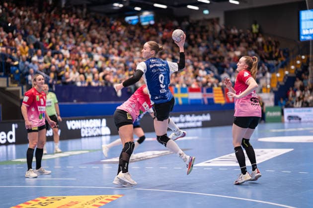 HSG Blomberg-Lippe (GER) vs. SV Union Halle-Neustadt (GER), Handball, 1. Handball Bundesliga Frauen, 10. Spieltag, 30.12.2025, Saision 2025 2026, Lemgo Nieke Kuehne (HSG Blomberg-Lippe, 09) im Torwurf Lemgo Phoenix Contact Arena Deutschland