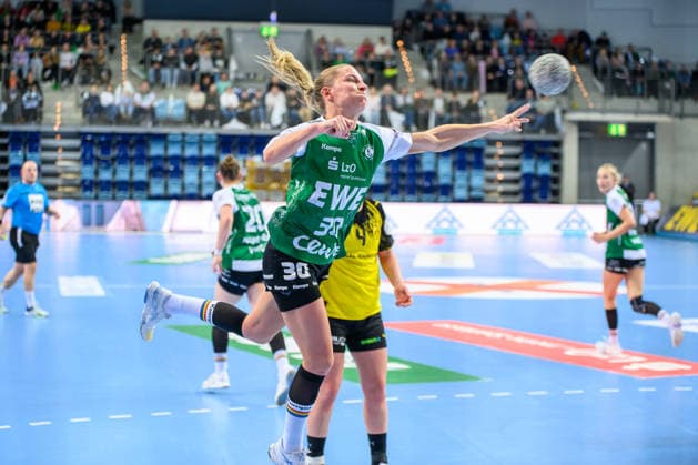 Handball Frauen 1. Bundesliga HBF Saison 2025 2026 10. Spieltag VfL Oldenburg vs. Borussia Dortmund 30.12.2025 Jenny Behrend (30, VfL Oldenburg) beim Wurf, Sprung