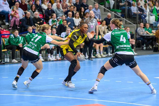 Handball Frauen 1. Bundesliga HBF Saison 2025 2026 10. Spieltag VfL Oldenburg vs. Borussia Dortmund 30.12.2025 v.l. Joanna Granicka (21, VfL Oldenburg), DÃ borah Lassource (22, Borussia Dortmund), Toni-Luisa Reinemann (4, VfL Oldenburg) im Zweikampf, Duell