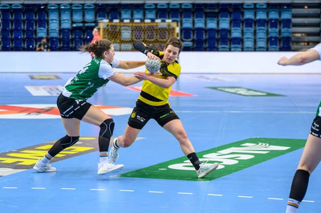 Handball Frauen 1. Bundesliga HBF Saison 2025 2026 10. Spieltag VfL Oldenburg vs. Borussia Dortmund 30.12.2025 Alina Grijseels (4, Borussia Dortmund) im Zweikampf, Duell mit Marie Steffen (14, VfL Oldenburg)