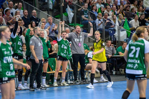 Handball Frauen 1. Bundesliga HBF Saison 2025 2026 10. Spieltag VfL Oldenburg vs. Borussia Dortmund 30.12.2025 Die Bank des VfL jubelt und feuert die Mannschaft an