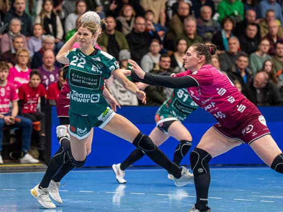 Sina Ehmann (Frisch Auf Frauen, 22) setzt sich gegen Svenja Huebner (TuS Metzingen, 26) durch, Frisch Auf Goeppingen vs. TuS Metzingen, Handball, 1. Bundesliga, Spielzeit 2025 2026, 30.12.2025 Frisch Auf Goeppingen vs. TuS Metzingen, Handball, 1. Bundesliga, Spielzeit 2025 2026, 30.12.2025 Goeppingen Copyright: xMichaelxSchmidt Eibner-Pressefotx EP_MST