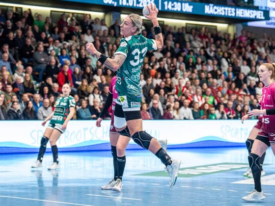 Luisa Schulze (Frisch Auf Frauen, 33) kommt am Kreis frei zum Wurf, Frisch Auf Goeppingen vs. TuS Metzingen, Handball, 1. Bundesliga, Spielzeit 2025 2026, 30.12.2025 Frisch Auf Goeppingen vs. TuS Metzingen, Handball, 1. Bundesliga, Spielzeit 2025 2026, 30.12.2025 Goeppingen Copyright: xMichaelxSchmidt Eibner-Pressefotx EP_MST