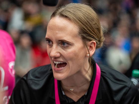 Miriam Hirsch, Cheftrainerin (TuS Metzingen) lautstark in ihrer ersten Auszeit, Frisch Auf Goeppingen vs. TuS Metzingen, Handball, 1. Bundesliga, Spielzeit 2025 2026, 30.12.2025 Frisch Auf Goeppingen vs. TuS Metzingen, Handball, 1. Bundesliga, Spielzeit 2025 2026, 30.12.2025 Goeppingen Copyright: xMichaelxSchmidt Eibner-Pressefotx EP_MST