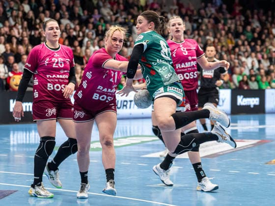 Lea Neubrander (Frisch Auf Frauen, 81) im Zweikampf mit Svenja Demmel (TuS Metzingen, 21), Frisch Auf Goeppingen vs. TuS Metzingen, Handball, 1. Bundesliga, Spielzeit 2025 2026, 30.12.2025 Frisch Auf Goeppingen vs. TuS Metzingen, Handball, 1. Bundesliga, Spielzeit 2025 2026, 30.12.2025 Goeppingen Copyright: xMichaelxSchmidt Eibner-Pressefotx EP_MST