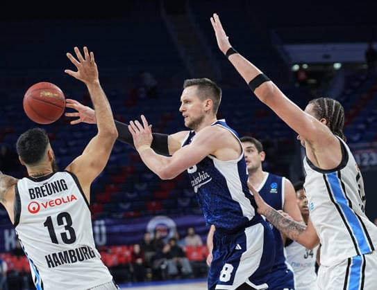 Bahcesehir Koleji v Veolia Towers - EuroCup Basketball ISTANBUL, TURKIYE - DECEMBER 30: Mateusz Ponitka (28) of Bahcesehir Koleji in action against Martin Breunig (13) of Veolia Towers during EuroCup Basketball week 12 match between Bahcesehir Koleji and Veolia Towers at Sinan Erdem Dome in Istanbul, Turkiye on December 30, 2025. Esra Bilgin Anadolu Istanbul Turkey. Editorial use only. Please get in touch for any other usage.  Copyright: x2025xAnadoluxEsraxBilginx