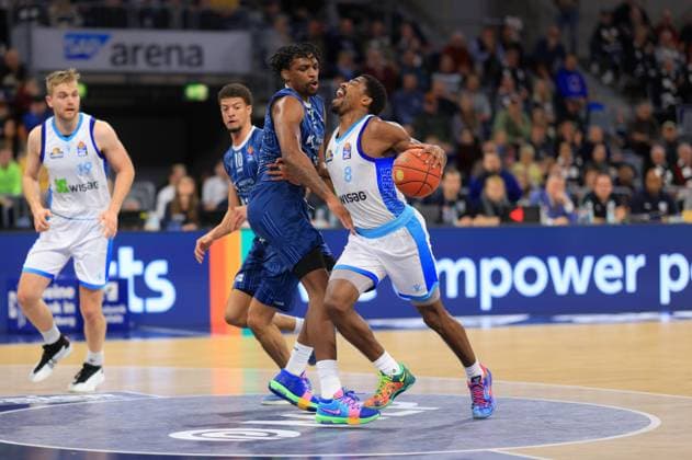 RECORD DATE NOT STATED Spielaktion mit Osun Osunniyi (12; MLP Academics Heidelberg) und William Christmas (8; Frankfurt Skyliners), Till Pape (19; Frankfurt Skyliners) und Samuell Williamson (10; MLP Academics Heidelberg) in der Halle easyCredit BBL: MLP Academics Heidelberg – Skyliners Frankfurt 30.12.2025 SAP Arena Osun Osunniyi (12; MLP Academics Heidelberg) mit Ball in Aktion