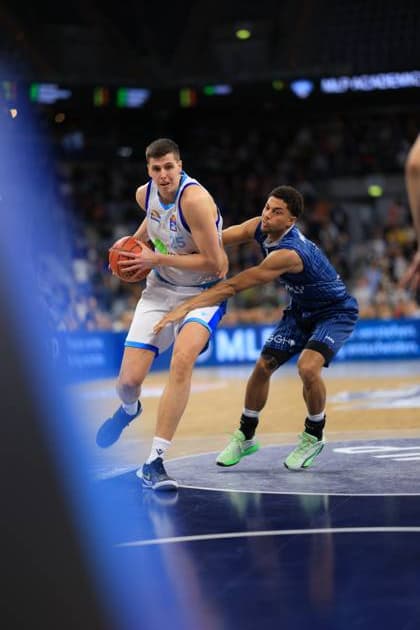 RECORD DATE NOT STATED Spielaktion mit 25; MLP Academics Heidelberg und einem Gegenspieler easyCredit BBL: MLP Academics Heidelberg – Skyliners Frankfurt 30.12.2025 SAP Arena 25; MLP Academics Heidelberg mit Ball in Aktion