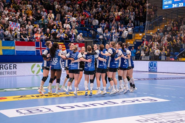 HSG Blomberg-Lippe (GER) vs. SV Union Halle-Neustadt (GER), Handball, 1. Handball Bundesliga Frauen, 10. Spieltag, 30.12.2025, Saision 2025 2026, Lemgo Die Spielerinnen der HSG Blomberg-Lippe (GER) jubeln feiern nach dem Sieg Lemgo Phoenix Contact Arena Deutschland