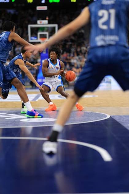 RECORD DATE NOT STATED Spielaktion mit Osun Osunniyi (12; MLP Academics Heidelberg) und Lorenz Brenneke (21; Frankfurt Skyliners) sowie William Christmas (8; Frankfurt Skyliners) in der Verteidigung easyCredit BBL: MLP Academics Heidelberg – Skyliners Frankfurt 30.12.2025 SAP Arena Osun Osunniyi (12; MLP Academics Heidelberg) mit Ball in Aktion