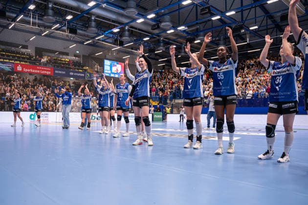 HSG Blomberg-Lippe (GER) vs. SV Union Halle-Neustadt (GER), Handball, 1. Handball Bundesliga Frauen, 10. Spieltag, 30.12.2025, Saision 2025 2026, Lemgo Die Spielerinnen der HSG Blomberg-Lippe (GER) jubeln feiern nach dem Sieg Lemgo Phoenix Contact Arena Deutschland