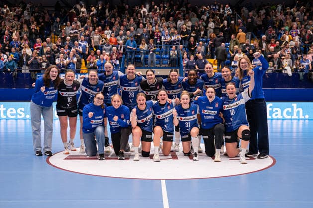 HSG Blomberg-Lippe (GER) vs. SV Union Halle-Neustadt (GER), Handball, 1. Handball Bundesliga Frauen, 10. Spieltag, 30.12.2025, Saision 2025 2026, Lemgo Die Spielerinnen der HSG Blomberg-Lippe (GER) jubeln freuen sich nach dem Sieg Lemgo Phoenix Contact Arena Deutschland