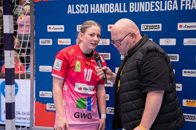 HSG Blomberg-Lippe (GER) vs. SV Union Halle-Neustadt (GER), Handball, 1. Handball Bundesliga Frauen, 10. Spieltag, 30.12.2025, Saision 2025 2026, Lemgo Viktoria Marksteiner (SV Union Halle-Neustadt, 10) bei einem Interview Lemgo Phoenix Contact Arena Deutschland