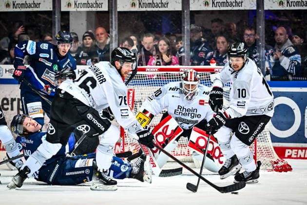 Tyler Boland (Iserlohn Roosters, 10) Maximilian Eisenmenger (Iserlohn Roosters, 41) Nate Schnarr (Kölner Haie, 76) Tanner Kero (Kölner Haie, 10) Felix Brückmann (Kölner Haie, 90), GER, Iserlohn Roosters vs. Koeler Haie, Eishockey, Penny-DEL, 34. Spieltag, Spielzeit 2025 2026, 30.12.2025, GER, Iserlohn Roosters vs. Koeler Haie, Eishockey, Penny-DEL, 34. Spieltag, Spielzeit 2025 2026, 30.12.2025 Iserlohn *** Tyler Boland Iserlohn Roosters, 10 Maximilian Eisenmenger Iserlohn Roosters, 41 Nate Schnarr Kölner Haie, 76 Tanner Kero Kölner Haie, 10 Felix Brückmann Kölner Haie, 90 , GER, Iserlohn Roosters vs Koeler Haie, Ice Hockey, Penny DEL, 34 Matchday, Season 2025 2026, 30 12 2025, GER, Iserlohn Roosters vs Koeler Haie, Ice Hockey, Penny DEL, 34 Matchday, Season 2025 2026, 30 12 2025 Iserlohn Copyright: xJonasxBrockmann Eibner-Pressefotx EP_JBN