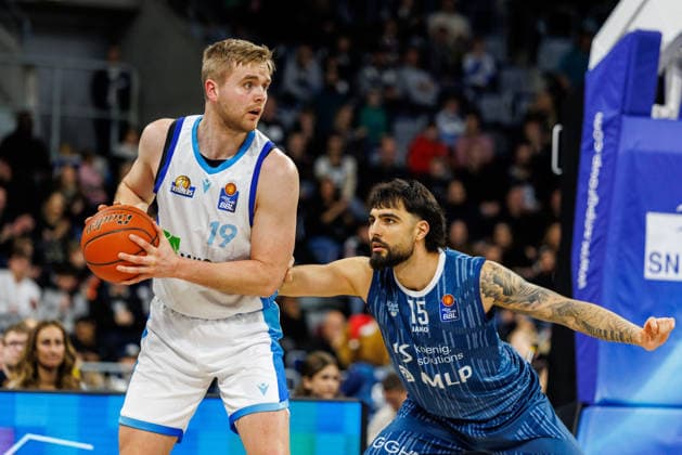 easycredit BBL, MLP Academics Heidelberg - Frankfurt Skyliners, 30.12.2025 Till Pape (Frankfurt Skyliners, 19) mit dem Rücken zum Korb gegen Marcel Keßen (MLP Academics Heidelberg, 15) Spiel der easycredit BBL MLP Academics Heidelberg - Frankfurt Skyliners; am 13. Spieltag der Saison 25 26 in der SAP Arena in Mannheim am 30.12.2025 Copyright: xBEAUTIFULxSPORTS Hahnex