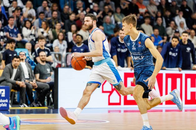 easycredit BBL, MLP Academics Heidelberg - Frankfurt Skyliners, 30.12.2025 Logan Johnson (Frankfurt Skyliners, 0) treibt den Ball nach vorn; Niklas Würzner (MLP Academics Heidelberg, 2) mit Geleitschutz Spiel der easycredit BBL MLP Academics Heidelberg - Frankfurt Skyliners; am 13. Spieltag der Saison 25 26 in der SAP Arena in Mannheim am 30.12.2025 Copyright: xBEAUTIFULxSPORTS Hahnex