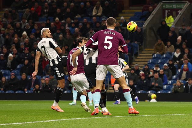 Burnley v Newcastle United, Premier League Goal - Joelinton of Newcastle United scores a goal 0-1 during the Premier League match between Burnley and Newcastle United at Turf Moor, Burnley, UK on 30 December 2025. Burnley Turf Moor Lancashire UK Editorial use only DataCo restrictions apply See www.football-dataco.com , Copyright: xRyanxBrownex PSI-23485-0014