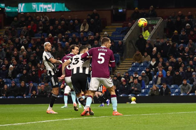 Burnley v Newcastle United, Premier League Goal - Joelinton of Newcastle United scores a goal 0-1 during the Premier League match between Burnley and Newcastle United at Turf Moor, Burnley, UK on 30 December 2025. Burnley Turf Moor Lancashire UK Editorial use only DataCo restrictions apply See www.football-dataco.com , Copyright: xRyanxBrownex PSI-23485-0017
