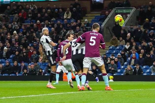 Burnley v Newcastle United, Premier League Joelinton Of Newcastle United scores a GOAL 0-1 during the Burnley v Newcastle United Premier League match at Turf Moor, Burnley, England on 30 December 2025 Credit: Lee Keuneke Every Second Media Editorial use only. All images are copyright Every Second Media Limited. No images may be reproduced without prior permission. All rights reserved. Premier League and Football League images are subject to licensing agreements with Football DataCo Limited. see https: www.football-dataco.com Copyright: xIMAGO EveryxSecondxMediax ESM-1730-0044 LeexKeunekex xEveryxSecondxMediax