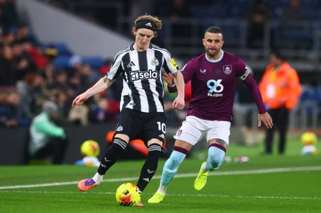 Anthony Gordon of Newcastle United and Kyle Walker of Burnley Burnley v Newcastle United, Premier League, Football, Turf Moor, Burnley, UK - 30 Dec 2025Burnley Turf Moor United Kingdom EDITORIAL USE ONLY No use with unauthorised audio, video, data, fixture lists, club league logos or live services. Online in-match use limited to 120 images, no video emulation. No use in betting, games or single club league player publications. Copyright: xPaulxCurrie Shutterstockx 16216212ay
