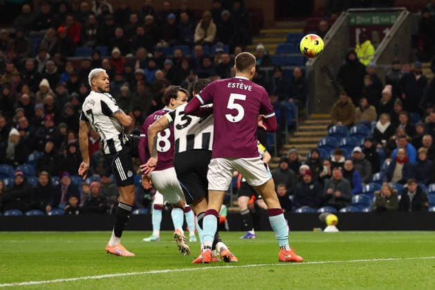 Burnley v Newcastle United, Premier League Goal - Joelinton of Newcastle United scores a goal 0-1 during the Premier League match between Burnley and Newcastle United at Turf Moor, Burnley, UK on 30 December 2025. Burnley Turf Moor Lancashire UK Editorial use only DataCo restrictions apply See www.football-dataco.com , Copyright: xRyanxBrownex PSI-23485-0021