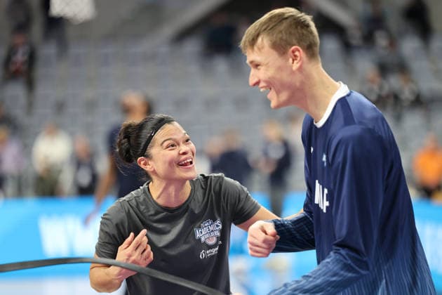 v.li. Serena Benavente (MLP Athletic-Coach), Niklas Wuerzner (MLP Academics Heidelberg, 2) GER, MLP Academics Heidelberg vs. Skyliners Frankfurt, Basketball, easycredit Basketball Bundesliga, 13.Spieltag, Saison, 2025 2026, 30.12.2025 GER, MLP Academics Heidelberg vs. Skyliners Frankfurt, Basketball, easycredit Basketball Bundesliga, 13.Spieltag, Saison, 2025 2026, 30.12.2025 Mannheim Copyright: xEibner-Pressefoto JoergxHirschx EP_JHH
