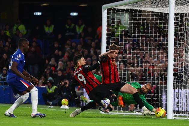 London, England, 30th December 2025. David Brooks of Bournemouth scores the opening goal during the Chelsea vs AFC Bournemouth Premier League match at Stamford Bridge, London. Picture credit should read: Paul Terry Sportimage EDITORIAL USE ONLY. No use with unauthorised audio, video, data, fixture lists, club league logos or live services. Online in-match use limited to 120 images, no video emulation. No use in betting, games or single club league player publications. SPI_012_PT_Chelsea_Bournemouth SPI-4402-0012