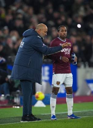 West Ham Manager Nuno Gomes gives instructions to Kyle Walker-Peters of West Ham West Ham United v Brighton and Hove Albion, Premier League, Football, London Stadium, London, UK - 30 Dec 2025London London Stadium United Kingdom EDITORIAL USE ONLY No use with unauthorised audio, video, data, fixture lists, club league logos or live services. Online in-match use limited to 120 images, no video emulation. No use in betting, games or single club league player publications. Copyright: xJedxLeicester Shutterstockx 16216220l