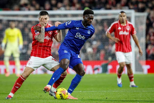 Nottingham Forest v Everton Premier League Nicholas Dominguez of Nottingham Forest challenges for the ball with Tim Iroegbunam of Everton during the Premier League match at the City Ground, Nottingham 30 12 2025 UK Newspapers OUT Copyright: xJackxTylerx FIL-22728-0018