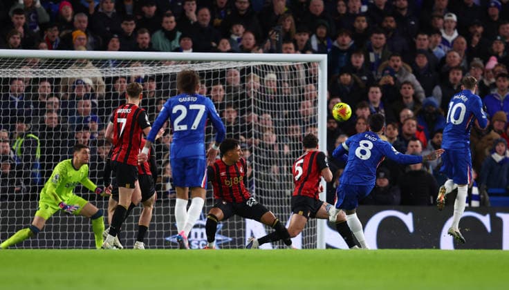 London, England, 30th December 2025. Enzo Fernandez of Chelsea scores to make it 2-1 during the Chelsea vs AFC Bournemouth Premier League match at Stamford Bridge, London. Picture credit should read: Paul Terry Sportimage EDITORIAL USE ONLY. No use with unauthorised audio, video, data, fixture lists, club league logos or live services. Online in-match use limited to 120 images, no video emulation. No use in betting, games or single club league player publications. SPI_018_PT_Chelsea_Bournemouth SPI-4402-0018