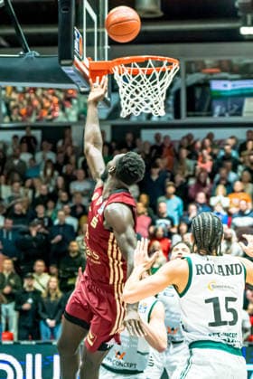 Chemnitz, Deutschland 30. Dezember 2025: 1.BBL - 2025 2026 - Niners Chemnitz vs. Vet-Concept Gladioatore Trier Im Bild: Amadou Sow (99) mir 2 Points Copyright: xFotostandx xNachtigallx