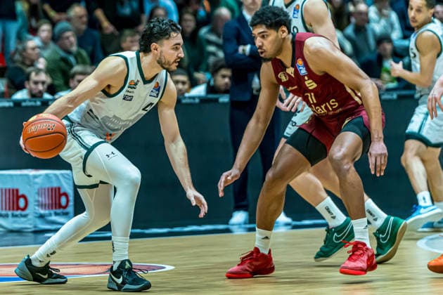 Chemnitz, Deutschland 30. Dezember 2025: 1.BBL - 2025 2026 - Niners Chemnitz vs. Vet-Concept Gladioatore Trier Im Bild: v. li. im Zweikampf Clay Guillozet (Trier) und Kostja Mushidi (99) Copyright: xFotostandx xNachtigallx