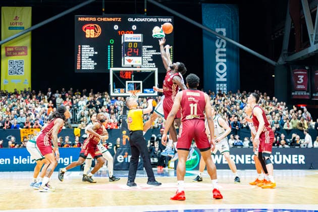 30.12.2025, xomx, Basketball easyCredit BBL Bundesliga, NINERS Chemnitz - VET-Concept Gladiators Trier v.l. Tip-off. Urald King (Gladiators Trier) und Amadou Sow (Niners Chemnitz) Chemnitz