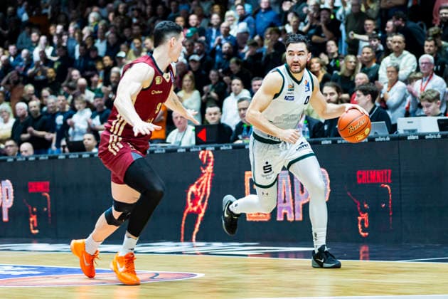 30.12.2025, xomx, Basketball easyCredit BBL Bundesliga, NINERS Chemnitz - VET-Concept Gladiators Trier v.l. Yordan Minchev (Niners Chemnitz) und Clayton Guillozet (Gladiators Trier) im Zweikampf am Ball. Chemnitz