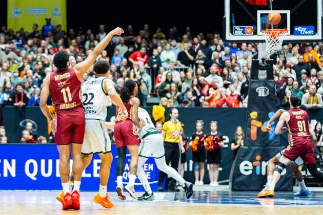 30.12.2025, xomx, Basketball easyCredit BBL Bundesliga, NINERS Chemnitz - VET-Concept Gladiators Trier v.l. Kostja Mushidi (Niners Chemnitz) versucht es mit einem Dreier, doch diesmal klappt es nicht Chemnitz