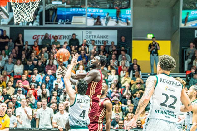 Chemnitz, Deutschland 30. Dezember 2025: 1.BBL - 2025 2026 - Niners Chemnitz vs. Vet-Concept Gladioatore Trier Im Bild: Amadou Sow (99) 2. v.li. setzt zu einem Dunking an Copyright: xFotostandx xNachtigallx