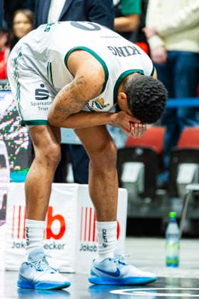 30.12.2025, xomx, Basketball easyCredit BBL Bundesliga, NINERS Chemnitz - VET-Concept Gladiators Trier v.l. Urald King (Gladiators Trier) ist schwer verletzt. Er hat einen Cut ueber dem rechten Auge, blutet stark und muss behandelt werden. Offensichtlich geht es ihm soweit gut, doch er muss die Halle dann doch verlassen. Krankenhaus? Chemnitz