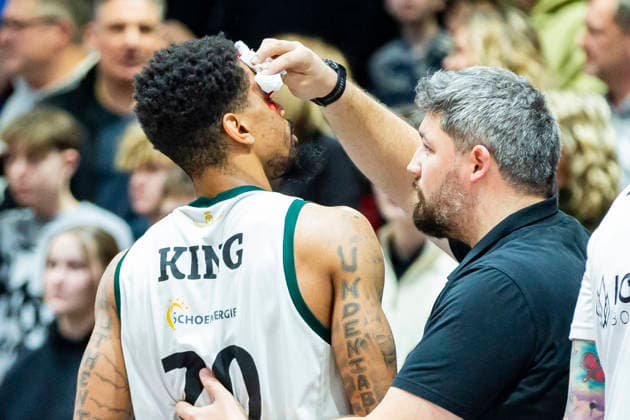 30.12.2025, xomx, Basketball easyCredit BBL Bundesliga, NINERS Chemnitz - VET-Concept Gladiators Trier v.l. Urald King (Gladiators Trier) ist schwer verletzt. Er hat einen Cut ueber dem rechten Auge, blutet stark und muss behandelt werden. Offensichtlich geht es ihm soweit gut, doch er muss die Halle dann doch verlassen. Krankenhaus? Chemnitz