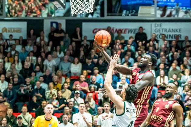Chemnitz, Deutschland 30. Dezember 2025: 1.BBL - 2025 2026 - Niners Chemnitz vs. Vet-Concept Gladioatore Trier Im Bild: v. li. im Zweikampf Clay Guillozet (Trier) und Amadou Sow (99) Copyright: xFotostandx xNachtigallx
