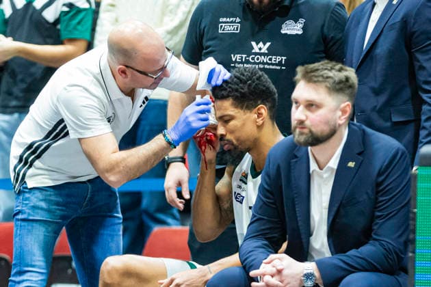 30.12.2025, xomx, Basketball easyCredit BBL Bundesliga, NINERS Chemnitz - VET-Concept Gladiators Trier v.l. Urald King (Gladiators Trier) ist schwer verletzt. Er hat einen Cut ueber dem rechten Auge, blutet stark und muss behandelt werden. Offensichtlich geht es ihm soweit gut, doch er muss die Halle dann doch verlassen. Krankenhaus? Kevin Oberlack Chemnitz