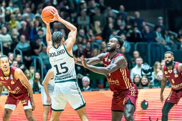 Chemnitz, Deutschland 30. Dezember 2025: 1.BBL - 2025 2026 - Niners Chemnitz vs. Vet-Concept Gladioatore Trier Im Bild: v. li. im Zweikampf Jordan Roland (Trier) und Amadou Sow (99) Copyright: xFotostandx xNachtigallx