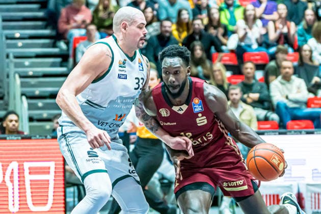 Chemnitz, Deutschland 30. Dezember 2025: 1.BBL - 2025 2026 - Niners Chemnitz vs. Vet-Concept Gladioatore Trier Im Bild: v. li. im Zweikampf Maik Zirbes (Trier) und Amadou Sow (99) Copyright: xFotostandx xNachtigallx