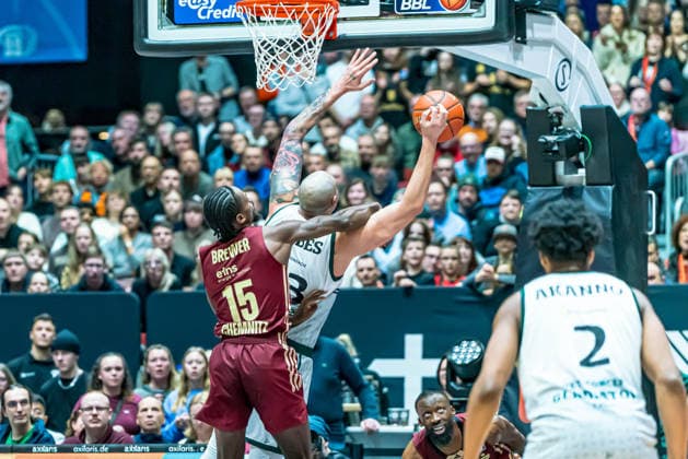Chemnitz, Deutschland 30. Dezember 2025: 1.BBL - 2025 2026 - Niners Chemnitz vs. Vet-Concept Gladioatore Trier Im Bild: v. li. im Zweikampf Ty Brewer (99) und Maik Zirbes (Trier) Copyright: xFotostandx xNachtigallx