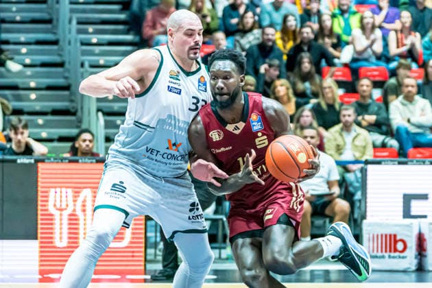 Chemnitz, Deutschland 30. Dezember 2025: 1.BBL - 2025 2026 - Niners Chemnitz vs. Vet-Concept Gladioatore Trier Im Bild: v. li. im Zweikampf Maik Zirbes (Trier) und Amadou Sow (99) Copyright: xFotostandx xNachtigallx