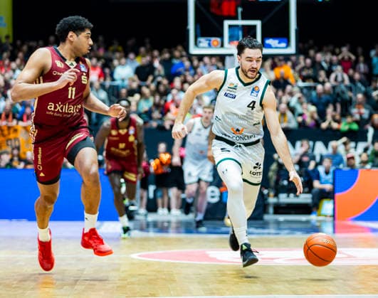 30.12.2025, xomx, Basketball easyCredit BBL Bundesliga, NINERS Chemnitz - VET-Concept Gladiators Trier v.l. Kostja Mushidi (Niners Chemnitz), Clayton Guillozet (Gladiators Trier) am Ball Chemnitz