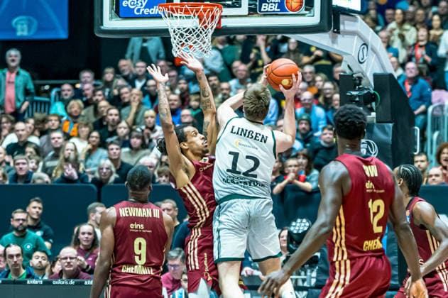 Chemnitz, Deutschland 30. Dezember 2025: 1.BBL - 2025 2026 - Niners Chemnitz vs. Vet-Concept Gladioatore Trier Im Bild: v. li. im Zweikampf Kevin Yebo (99) und Marten Linßen Linssen (Trier) Copyright: xFotostandx xNachtigallx