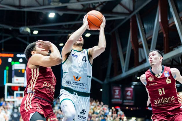 30.12.2025, xomx, Basketball easyCredit BBL Bundesliga, NINERS Chemnitz - VET-Concept Gladiators Trier v.l. Kostja Mushidi (Niners Chemnitz) und Clayton Guillozet (Gladiators Trier) im Zweikampf am Ball. Yordan Minchev (Niners Chemnitz) Chemnitz
