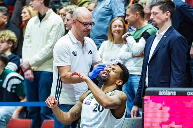 30.12.2025, xomx, Basketball easyCredit BBL Bundesliga, NINERS Chemnitz - VET-Concept Gladiators Trier v.l. Urald King (Gladiators Trier) ist schwer verletzt. Er hat einen Cut ueber dem rechten Auge, blutet stark und muss behandelt werden. Offensichtlich geht es ihm soweit gut, doch er muss die Halle dann doch verlassen. Krankenhaus? Chemnitz