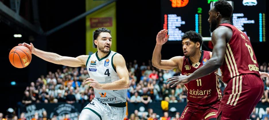 30.12.2025, xomx, Basketball easyCredit BBL Bundesliga, NINERS Chemnitz - VET-Concept Gladiators Trier v.l. Clayton Guillozet (Gladiators Trier) am Ball. Chemnitz